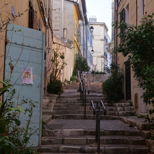 Escaliers sinuant entre des rangées de maisons et des plantes - France  - collection de photos clin d'oeil, catégorie rues